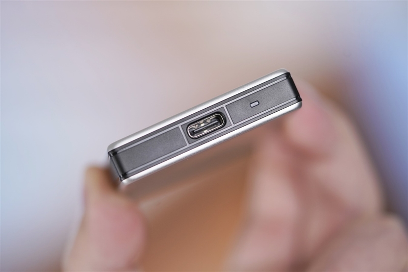 长江存储致态灵·先锋版移动固态硬盘评测：商务也有高性能 29℃温度不可思议