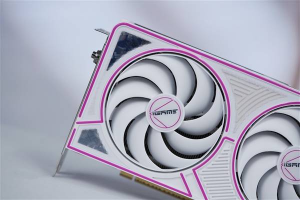 七彩虹iGame RTX 5060 Ti Ultra W DUO 16GB OC显卡图赏