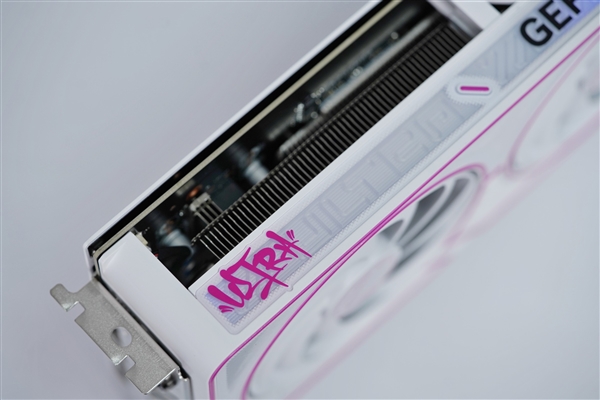 七彩虹iGame RTX 5060 Ti Ultra W DUO 16GB OC显卡图赏