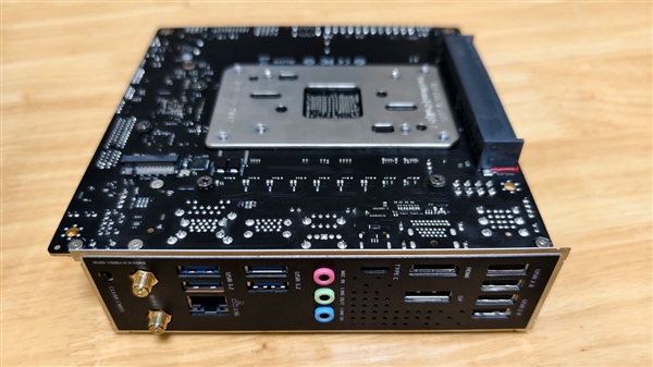 AMD平台首款B850迷你“背插主板”：PCIe x16插槽装在背面