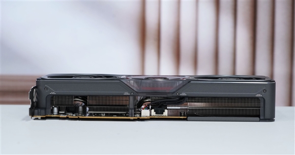 再续引力之环！七彩虹iGame RTX 5060 Adavanced OC显卡图赏