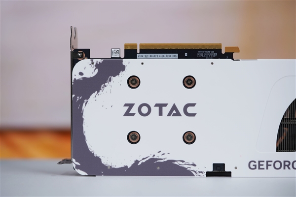 升级冰芯2.0散热 索泰RTX 5060月影显卡图赏