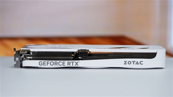 升级冰芯2.0散热 索泰RTX 5060月影显卡图赏