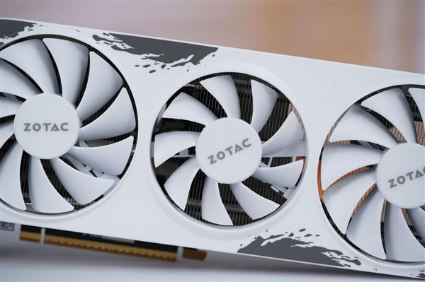 升级冰芯2.0散热 索泰RTX 5060月影显卡图赏