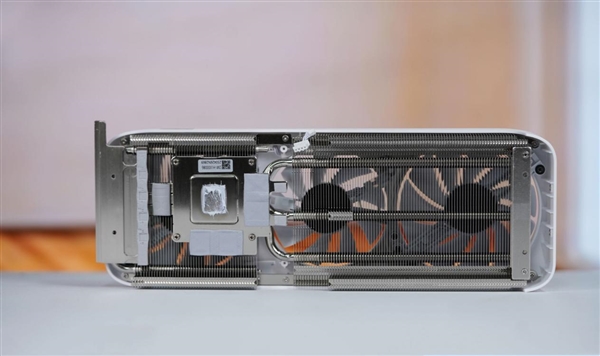 升级冰芯2.0散热 索泰RTX 5060月影显卡图赏