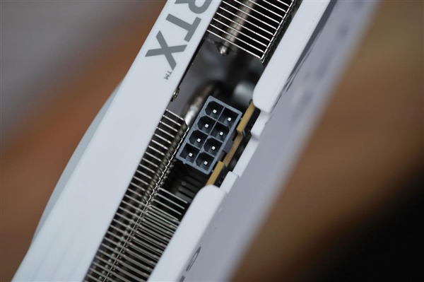 升级冰芯2.0散热 索泰RTX 5060月影显卡图赏