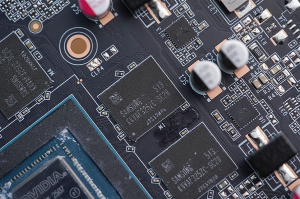 升级冰芯2.0散热 索泰RTX 5060月影显卡图赏