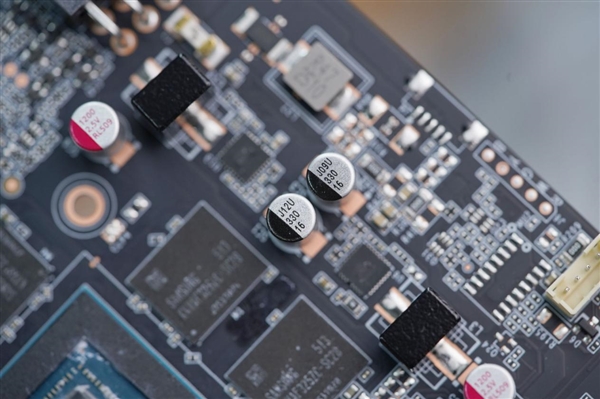 升级冰芯2.0散热 索泰RTX 5060月影显卡图赏