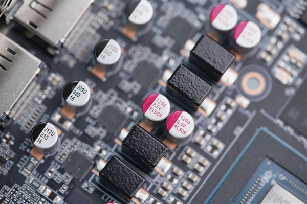 升级冰芯2.0散热 索泰RTX 5060月影显卡图赏