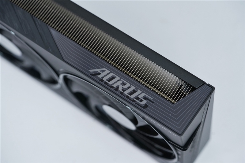 技嘉RTX 5060小雕首发评测：超越RTX 4060 Ti！2K也有一战之力