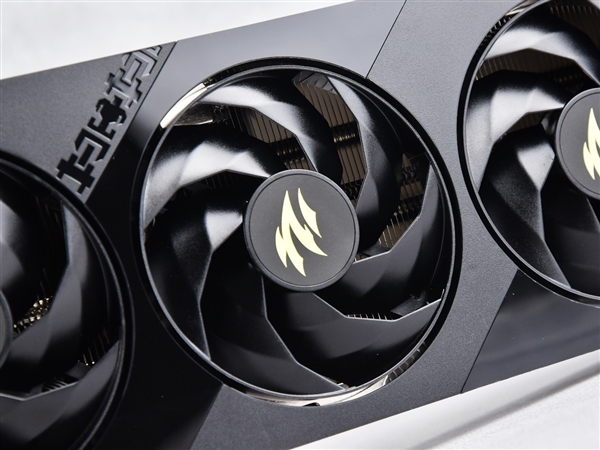 影驰RTX 5060魔刃上手：磁吸RGB光效的50系甜点卡