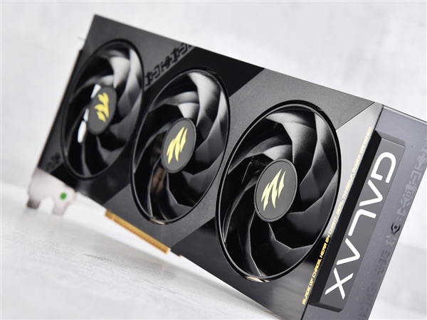 影驰RTX 5060魔刃上手：磁吸RGB光效的50系甜点卡