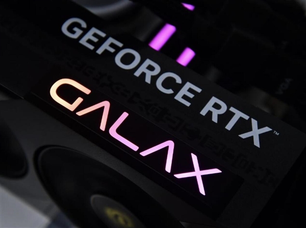 影驰RTX 5060魔刃上手：磁吸RGB光效的50系甜点卡