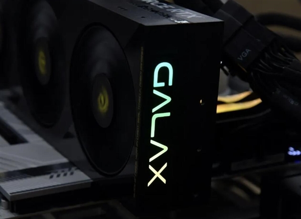 影驰RTX 5060魔刃上手：磁吸RGB光效的50系甜点卡