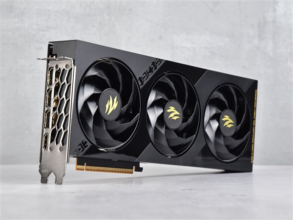 影驰RTX 5060魔刃上手：磁吸RGB光效的50系甜点卡