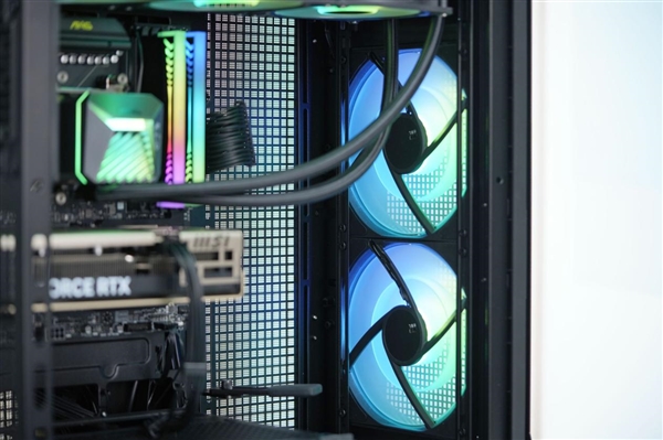 性能与颜值兼具！微星全家桶装机PC图赏