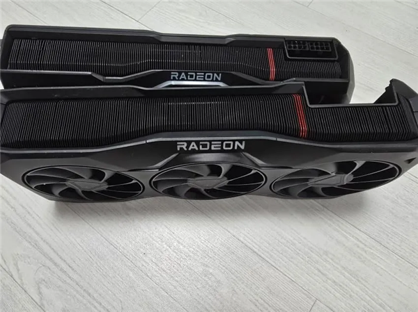 AMD神秘三8Pin供电散热器现身！比RX 7900 XTX还大：或为未发布RX 7950 XTX