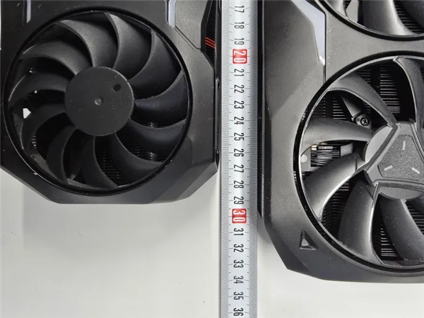 AMD神秘三8Pin供电散热器现身！比RX 7900 XTX还大：或为未发布RX 7950 XTX