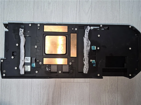 AMD神秘三8Pin供电散热器现身！比RX 7900 XTX还大：或为未发布RX 7950 XTX