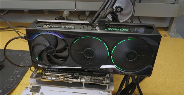 技嘉RTX 5090刷入华硕超频BIOS：功率限制1600W！提升10.3%