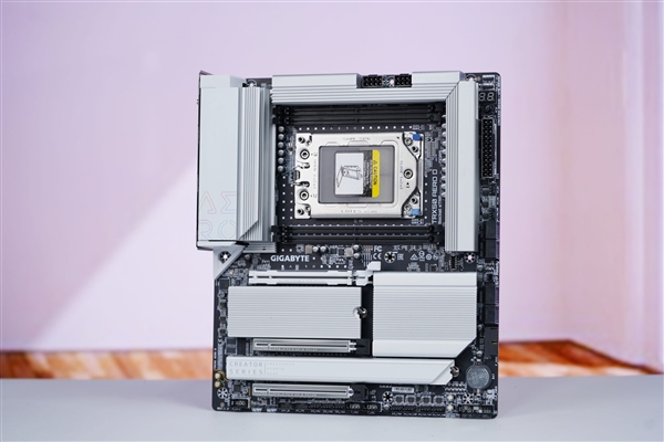 最强桌面CPU座驾！技嘉TRX50 AERO D主板图赏