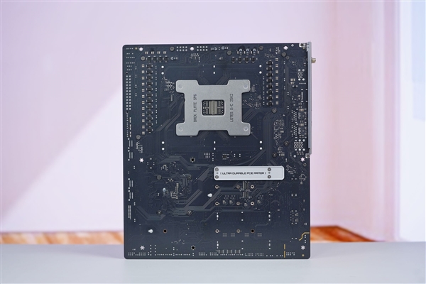 最强桌面CPU座驾！技嘉TRX50 AERO D主板图赏