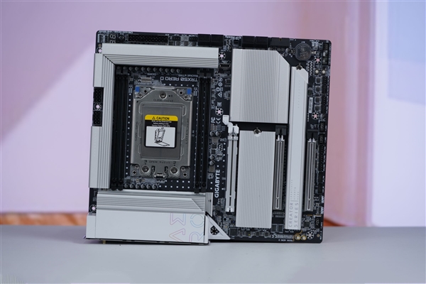 最强桌面CPU座驾！技嘉TRX50 AERO D主板图赏