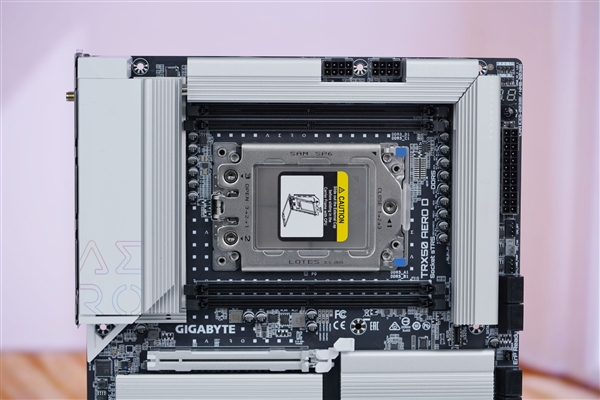 最强桌面CPU座驾！技嘉TRX50 AERO D主板图赏