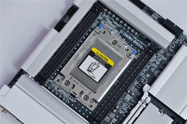 最强桌面CPU座驾！技嘉TRX50 AERO D主板图赏