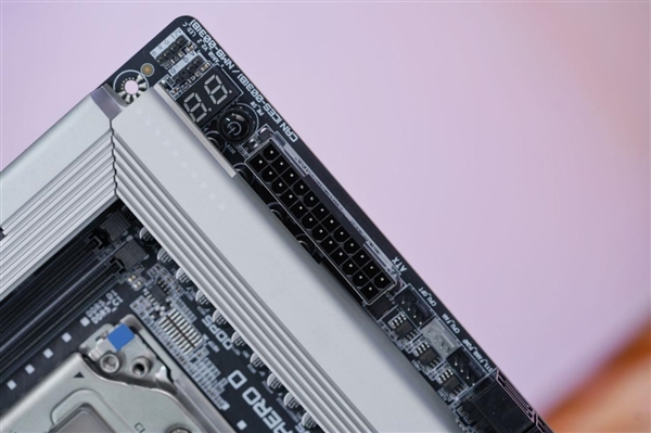 最强桌面CPU座驾！技嘉TRX50 AERO D主板图赏