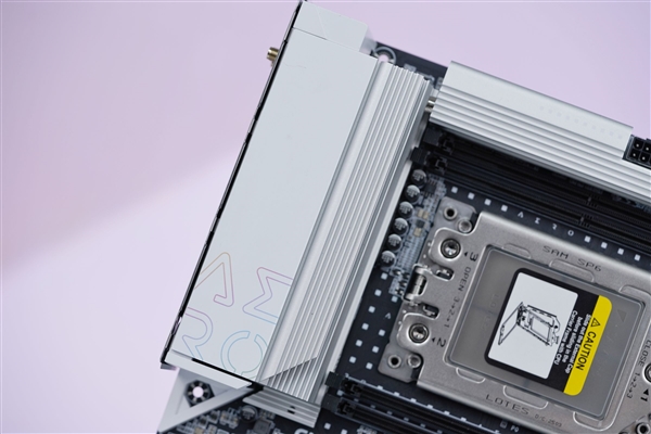 最强桌面CPU座驾！技嘉TRX50 AERO D主板图赏