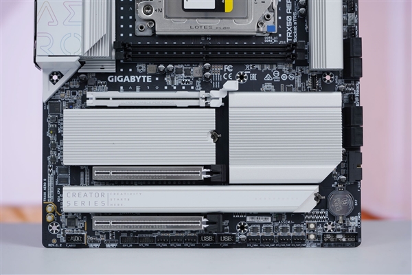 最强桌面CPU座驾！技嘉TRX50 AERO D主板图赏