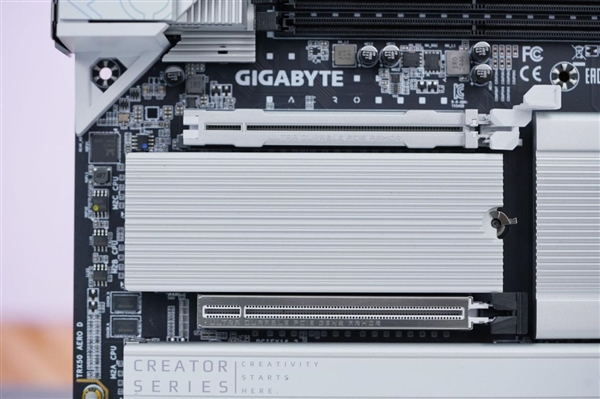 最强桌面CPU座驾！技嘉TRX50 AERO D主板图赏