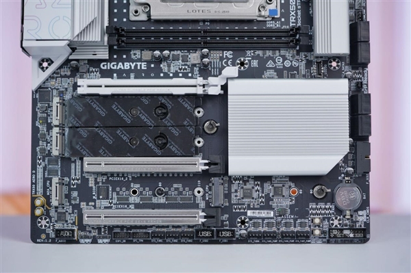 最强桌面CPU座驾！技嘉TRX50 AERO D主板图赏