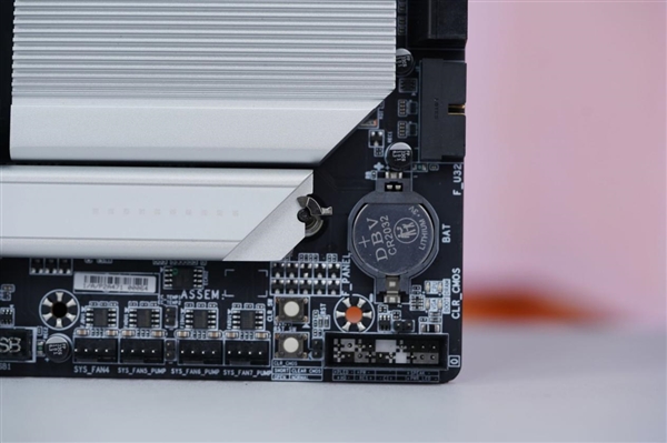 最强桌面CPU座驾！技嘉TRX50 AERO D主板图赏