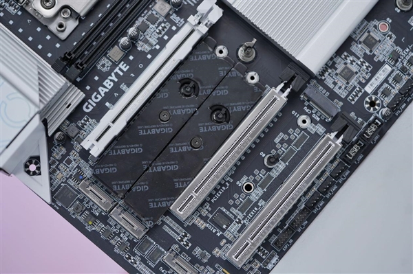 最强桌面CPU座驾！技嘉TRX50 AERO D主板图赏