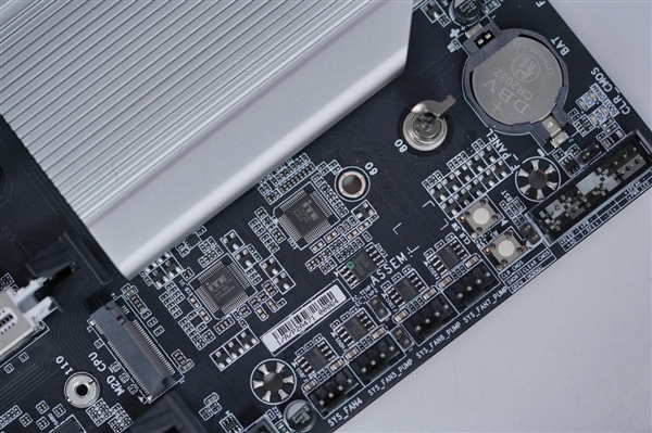 最强桌面CPU座驾！技嘉TRX50 AERO D主板图赏