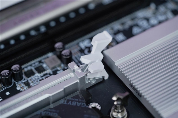 最强桌面CPU座驾！技嘉TRX50 AERO D主板图赏