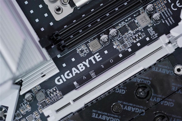 最强桌面CPU座驾！技嘉TRX50 AERO D主板图赏