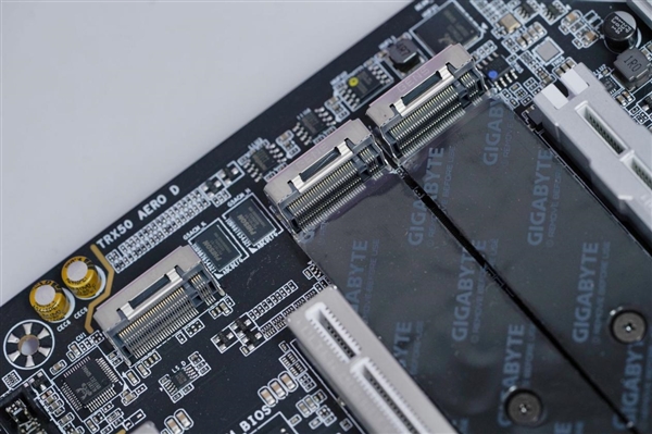 最强桌面CPU座驾！技嘉TRX50 AERO D主板图赏