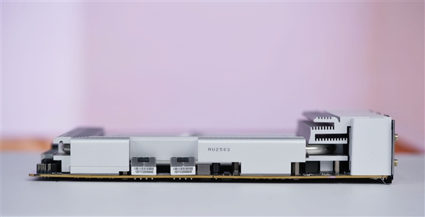 最强桌面CPU座驾！技嘉TRX50 AERO D主板图赏