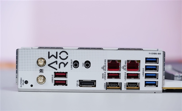 最强桌面CPU座驾！技嘉TRX50 AERO D主板图赏