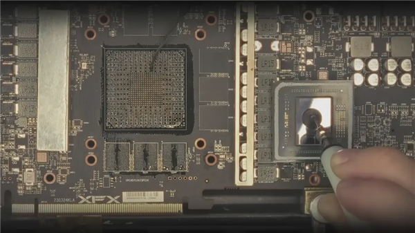 修复可能性0.1%！从烤箱走出来的RX 7800 XT：重新焊接核心+显存起死回生