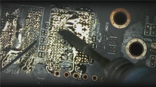 修复可能性0.1%！从烤箱走出来的RX 7800 XT：重新焊接核心+显存起死回生