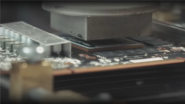 修复可能性0.1%！从烤箱走出来的RX 7800 XT：重新焊接核心+显存起死回生