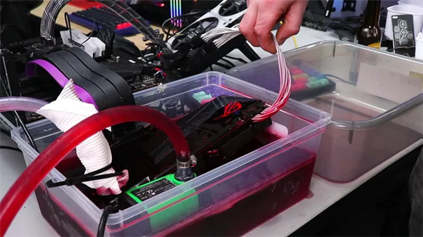 GTX 1060浸在变速箱油中超频！性能飙增16%：拿下Firestrike全球第一