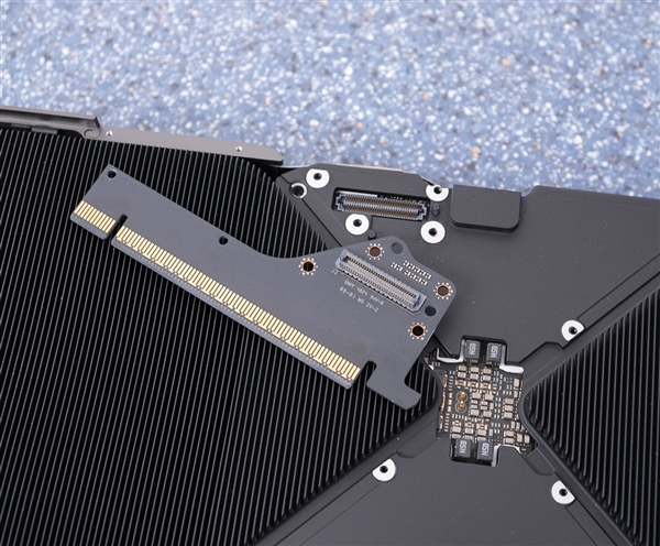 PCIe接口损坏 2万元的RTX 5090原地报废！NVIDIA终于同意换新