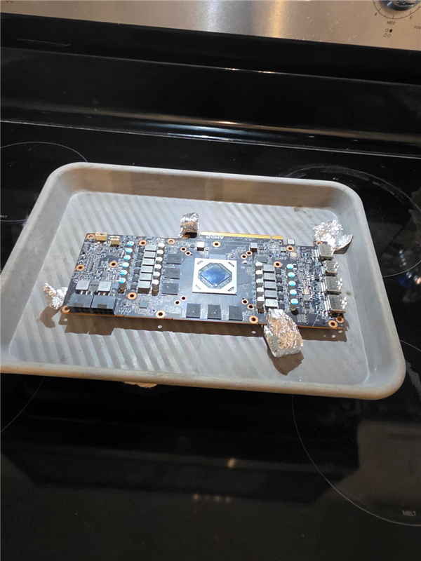烤箱修显卡大法再现!报废RX 6700 XT 188°C烘烤:12分钟复活