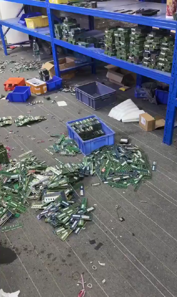 这画面绝望！黄牛高价囤了一屋子内存条：直呼“完蛋了 砸手里了”