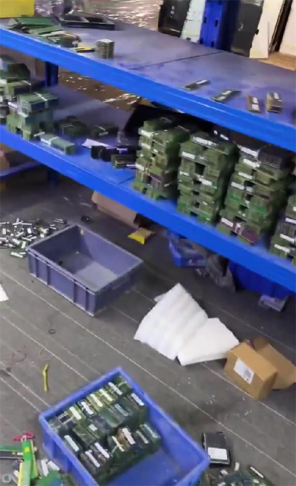 这画面绝望！黄牛高价囤了一屋子内存条：直呼“完蛋了 砸手里了”